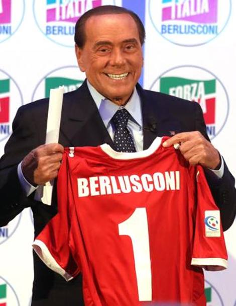 Berlusconi sfoggia la divisa del Monza nell’incontro di venerdì per Forza Italia. ANSA